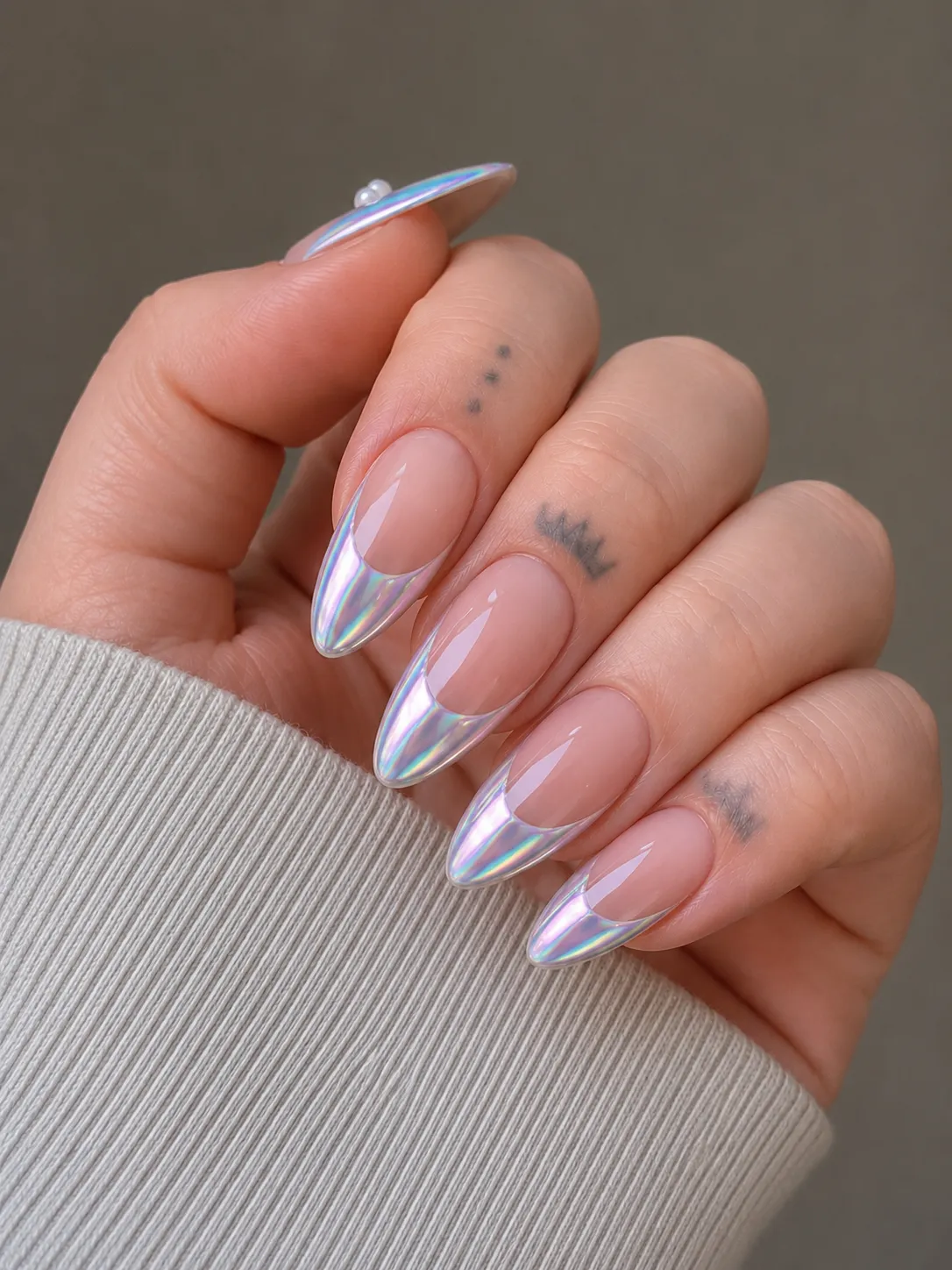 Aurora chrome French tips shifting between pink blue and violet