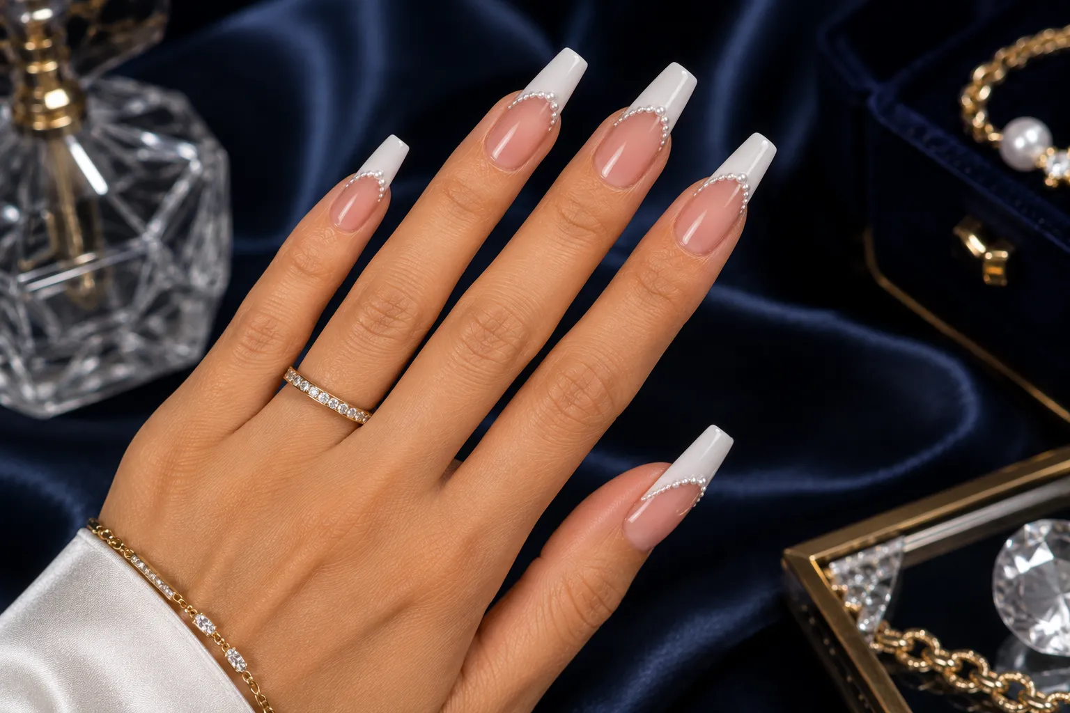 Pearl outline French design following the free edge of coffin nails