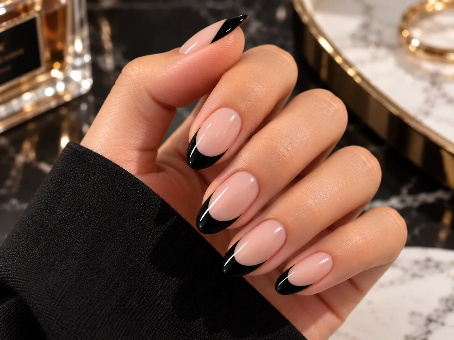 Glossy black French tip nails with reflective black edges